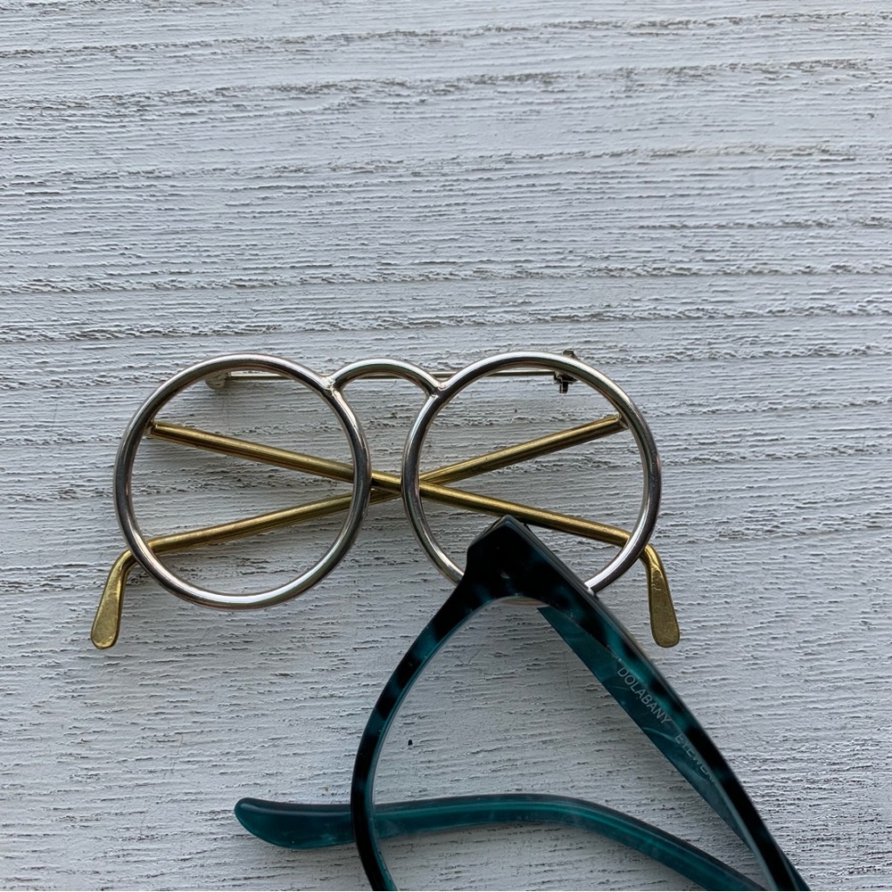 Eyeglass Lapel Pin Which Looks Like Eyeglasses - Picture 8 of 8
